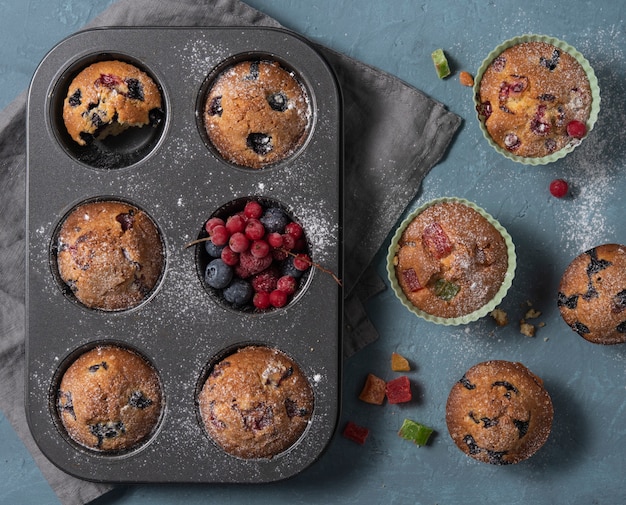 Vista superiore al forno del dolce casalingo del mirtillo dei mirtilli dei muffin