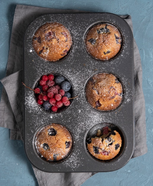 Vista superiore al forno del dolce casalingo del mirtillo dei mirtilli dei muffin