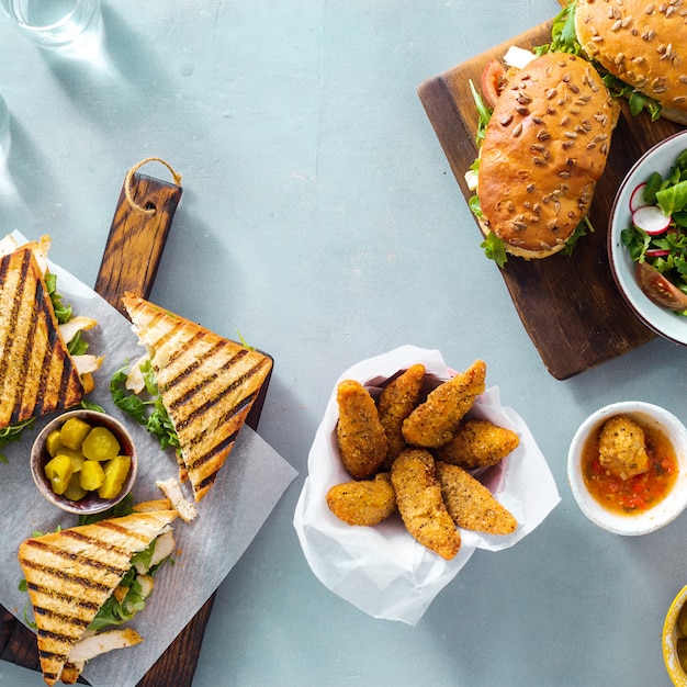 Vista superiore arrostita della salsa di insalata delle pepite di panino