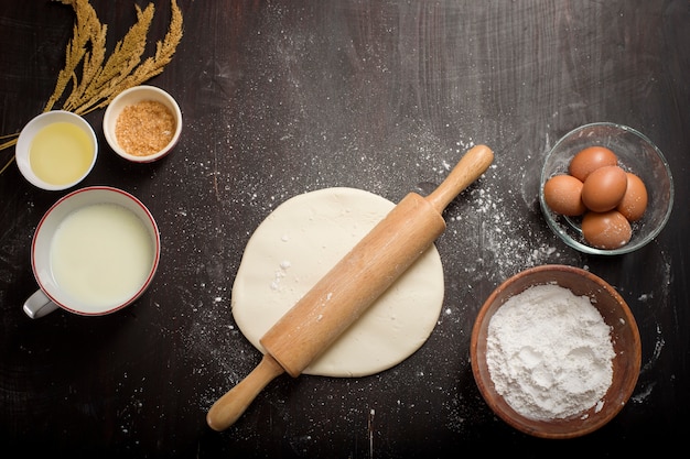 Vista superiore degli ingredienti del forno sulla tavola di legno nera