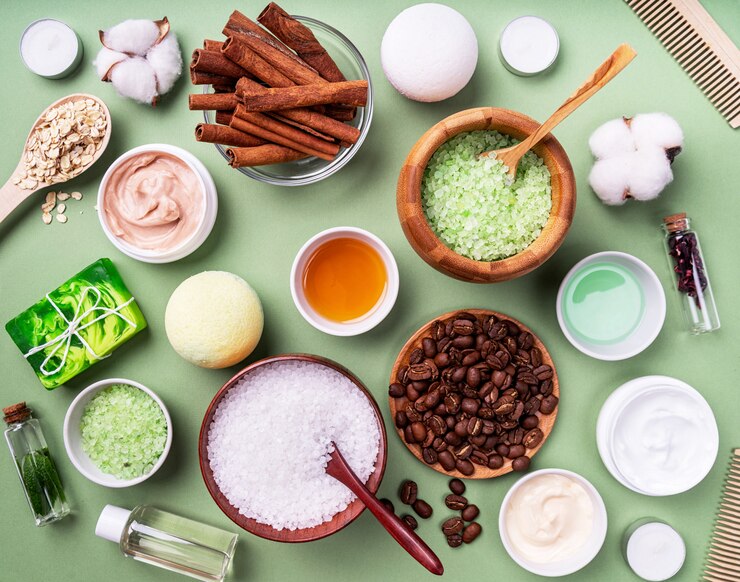 Vista superiore degli ingredienti naturali della stazione termale e dei cosmetici su verde