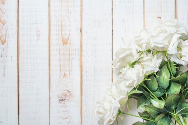 Vista superiore dei fiori di nozze su fondo di legno bianco