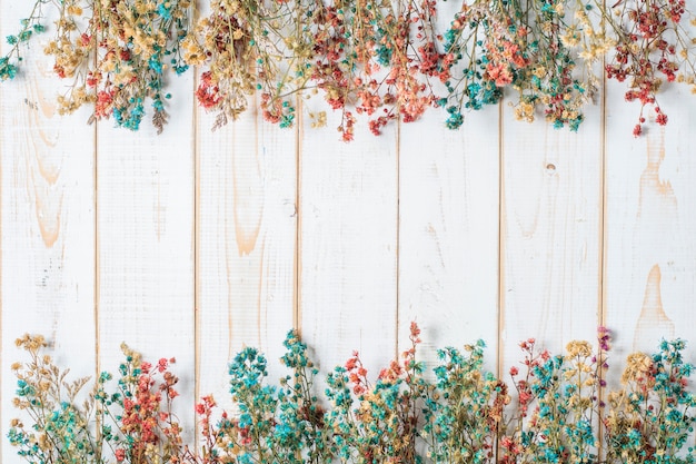 Vista superiore dei fiori di nozze su fondo di legno bianco