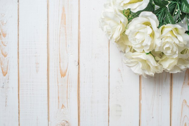 Vista superiore dei fiori di nozze su fondo di legno bianco