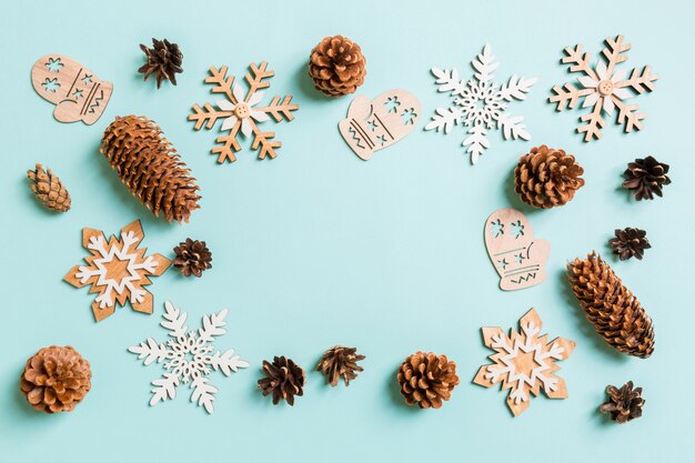 Vista superiore dei giocattoli e delle decorazioni di festa su natale blu.