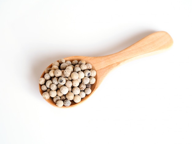 Vista superiore dei semi del pepe bianco in cucchiaio di legno