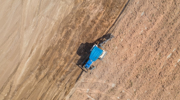 Vista superiore dei veicoli del trattore agricolo che lavorano al campo