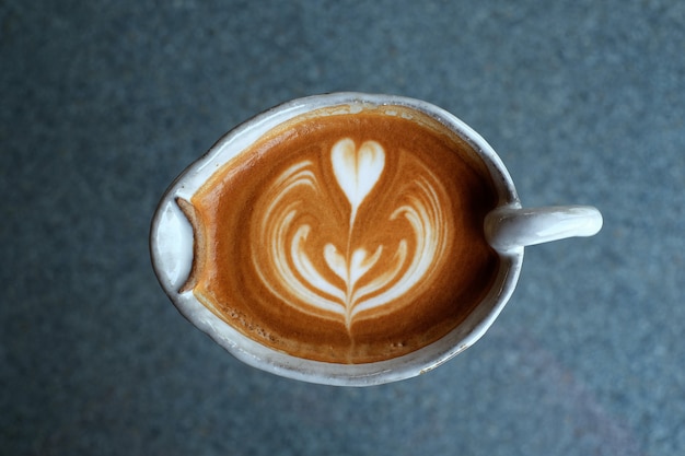 Vista superiore del caffè caldo di arte del latte