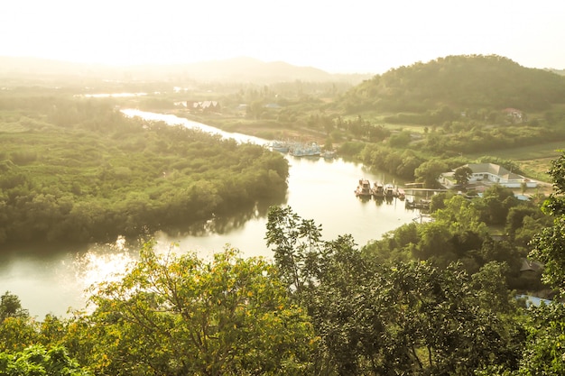 Vista superiore del fiume e della montagna del fiume della città e della foresta pluviale in Tailandia