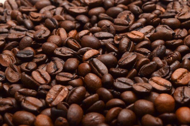 Vista superiore del fondo scuro dei chicchi di caffè arrosto