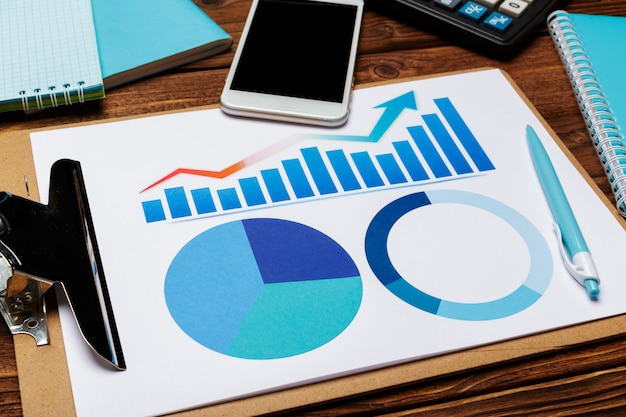 Vista superiore del grafico di carta business o grafico sulla tavola di legno