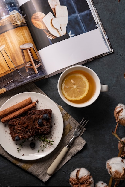 Vista superiore del piano del brownie di autunno domestico accogliente del tè di Hygge