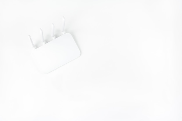 Vista superiore del router WiFi isolato su sfondo bianco