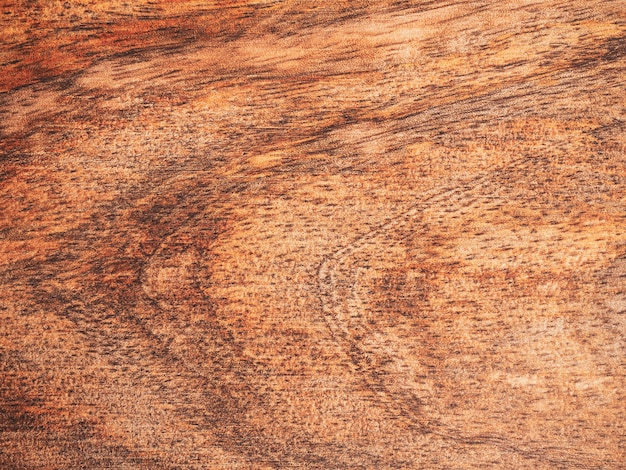 Vista superiore del tagliere di legno su fondo. Avvicinamento.