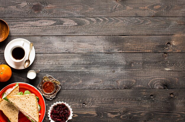 Vista superiore del toast sano del panino con lattuga, su un fondo di legno