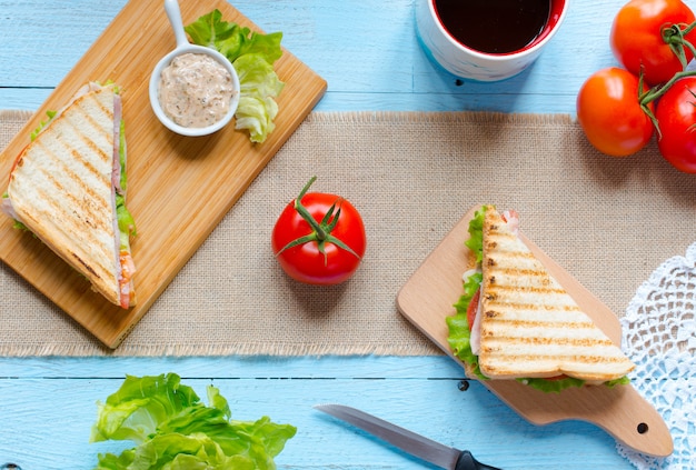 Vista superiore del toast sano del panino su un fondo di legno