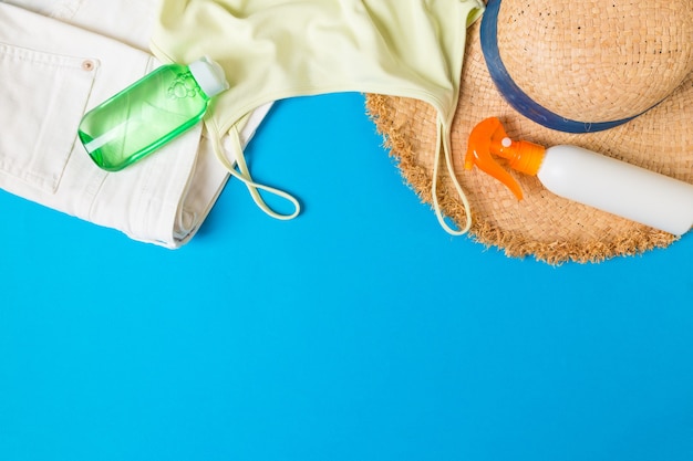 Vista superiore del vestito estivo della donna su priorità bassa blu. Concetto di vacanze di moda.