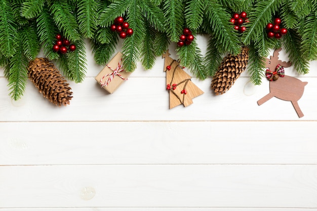 Vista superiore dell'albero di abete e decorazioni del nuovo anno su fondo di legno. Concetto di Natale con spazio di copia