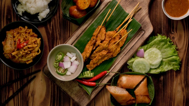 Vista superiore dell'alimento tradizionale tailandese della via con carne di maiale satay con salsa di arachidi