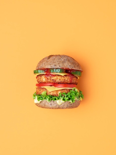 Vista superiore dell'hamburger vegetariano isolata su uno sfondo arancione