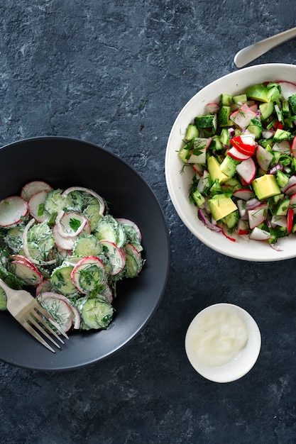 Vista superiore dell'insalata sana di estate di due ciotole