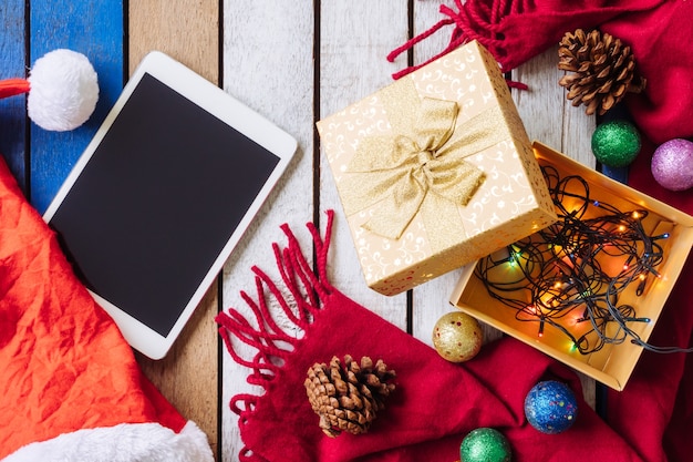 Vista superiore della decorazione di Natale e Tablet sulla tavola di legno.