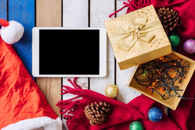 Vista superiore della decorazione di Natale e Tablet sulla tavola di legno.