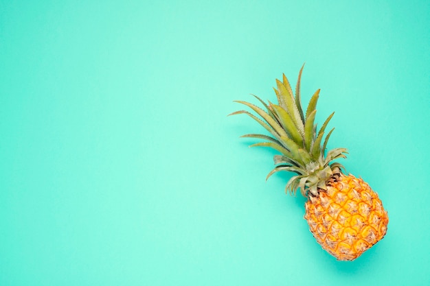 Vista superiore della frutta tropicale dell'ananas sopra fondo blu