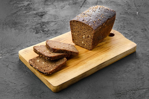 Vista superiore della pagnotta di pane a lievitazione naturale marrone con semi di girasole e sesamo