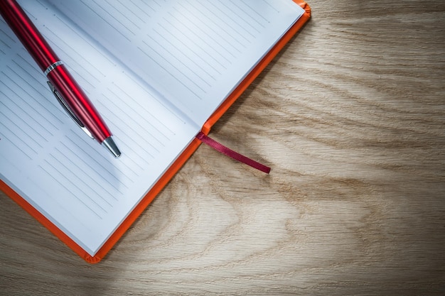 Vista superiore della penna biro del taccuino aperto