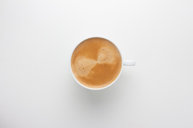 Vista superiore della schiuma di spirale di caffè caldo isolato su priorità bassa bianca.