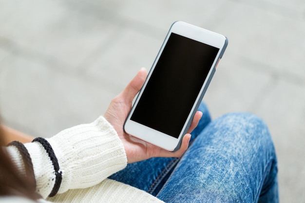 Vista superiore della stretta della donna con il cellulare