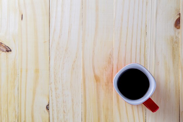 Vista superiore della tazza di caffè sul fondo di legno della tavola