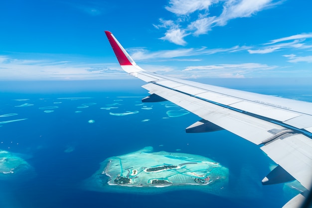 Vista superiore delle isole delle Maldive dalla finestra dell'aeroplano