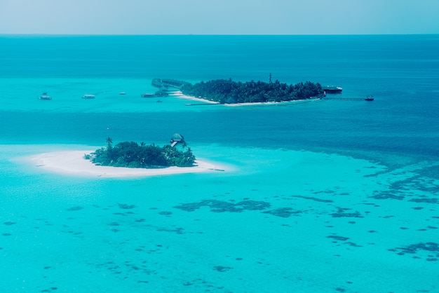 Vista superiore delle isole delle Maldive dalla finestra dell'aeroplano