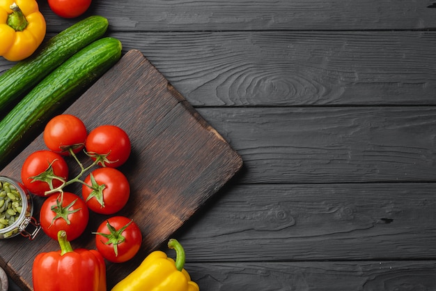 Vista superiore delle verdure mature sul bordo di legno nero