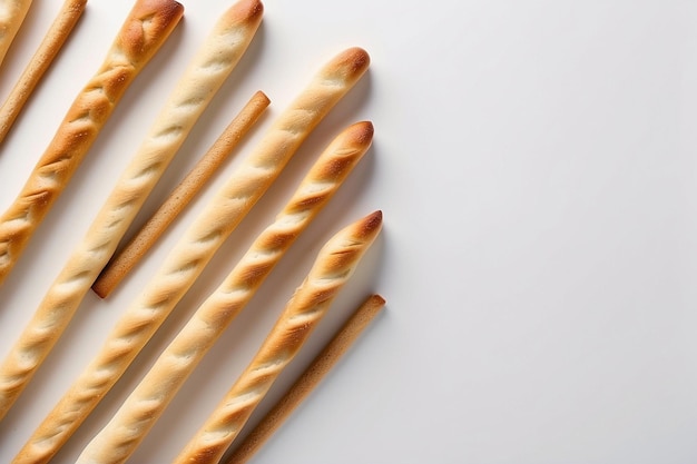 Vista superiore di bastoncini di pane con spazio di copia sulla superficie bianca