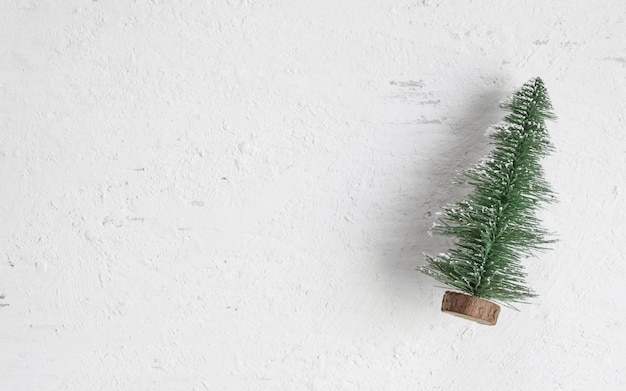 Vista superiore di disposizione piana di mini legno dell&#39;albero di Natale sulla tavola di legno bianca rustica.