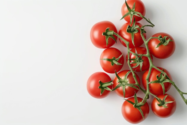 Vista superiore di un grappolo di pomodori freschi isolati su uno sfondo bianco