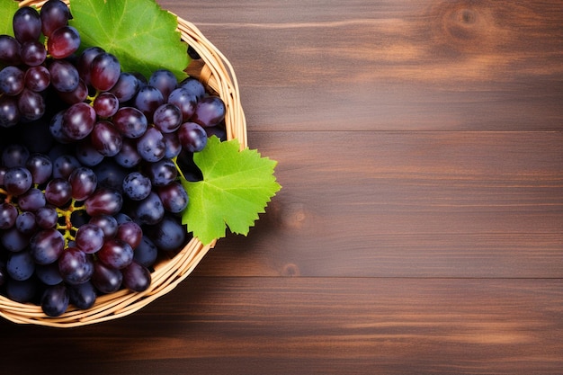 Vista superiore di un grappolo di uva dolce fresca in un piatto a tavola verde