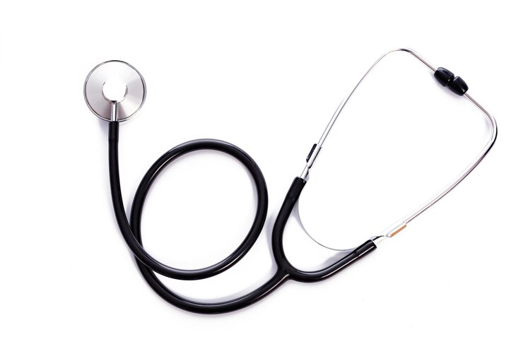 Vista superiore di un singolo stetoscopio medico inossidabile nero isolato su uno sfondo bianco in primo piano
