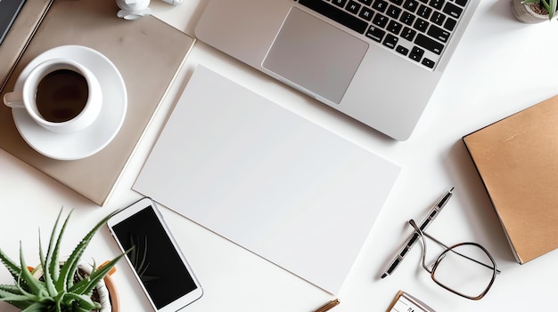 Vista superiore di una scrivania con una tazza di caffè portatile, smartphone, notebook, occhiali, penna e piante