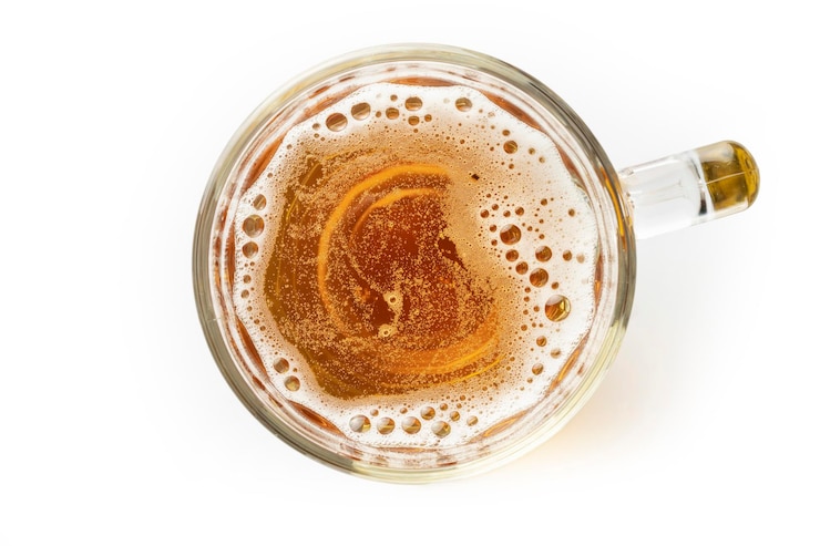 Foto vista superiore di una tazza con birra isolata su sfondo bianco