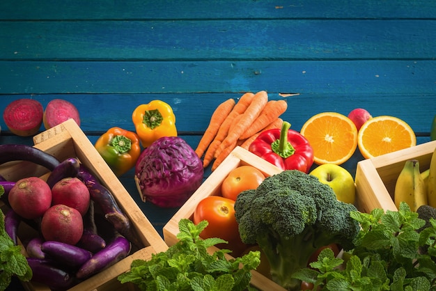 Vista superiore di verdure fresche sul tavolo, verdure fresche in contenitore di legno