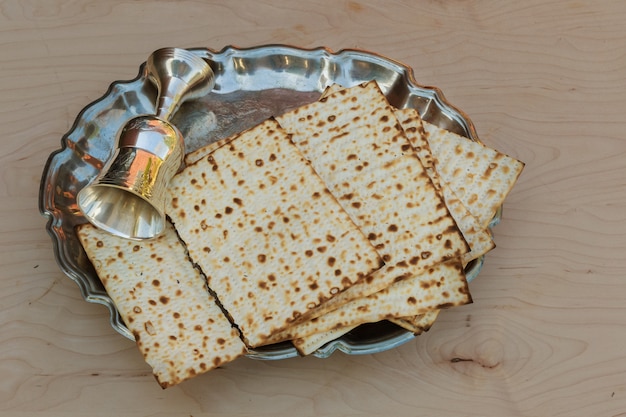 Vista superiore e pane ebreo di pesach del matzoh sopra fondo di legno.