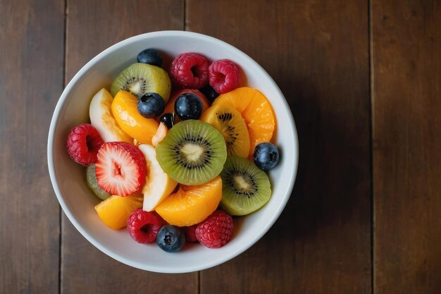 vista superiore insalata di frutta su una ciotola bianca su un tavolo marrone