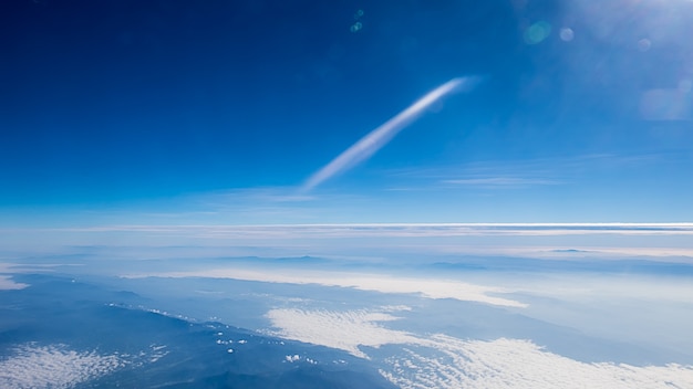 vista superiore paesaggio e cielo blu