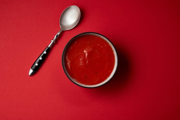 vista superiore piatto di zuppa di pomodoro