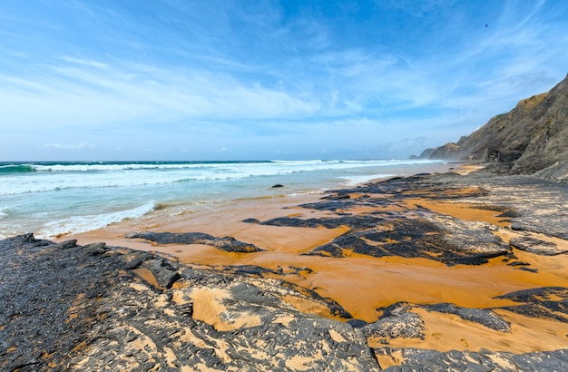 Vista tempestosa dell'Oceano Atlantico dalla spiaggia di Castelejo (Algarve, Portogallo).