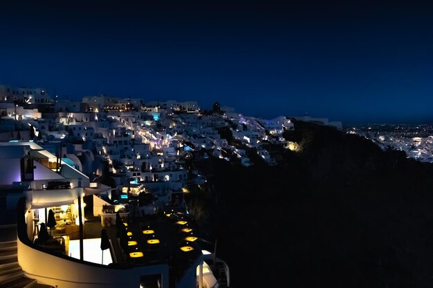 Vista tramonto, con case-grotte bianche, Santorini